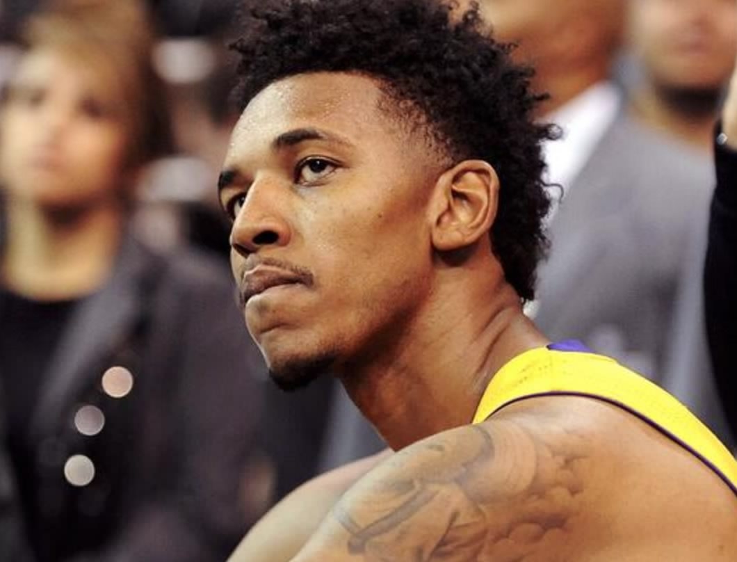 皇马公布欧冠战曼城大名单：姆巴佩带伤入围，一线队后卫仅4人在列（皇马欧冠对阵曼城名单出炉：姆巴佩带伤入选，一线队仅四名后卫可用）