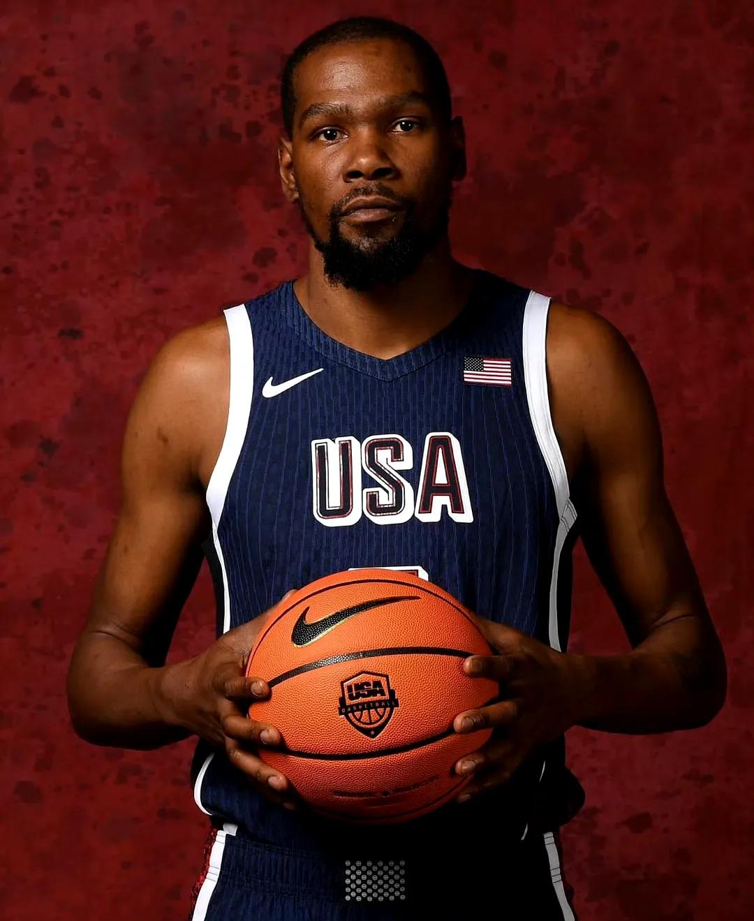 里夫斯：詹姆斯作为最伟大的球员，愿意为了正确选择牺牲自己（里夫斯：作为史上最伟大的球员，詹姆斯愿为正确选择牺牲自我）