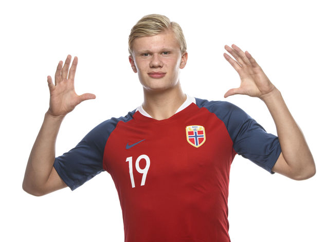 为欧洲杯预热，半决赛及决赛举办场地温布利球场进行无人机表演（欧洲杯预热：半决赛与决赛场地温布利球场上演无人机表演）