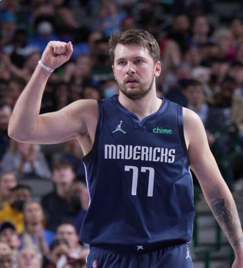 曼城斯特林关键进球锁定三分（斯特林制胜球助曼城全取三分）