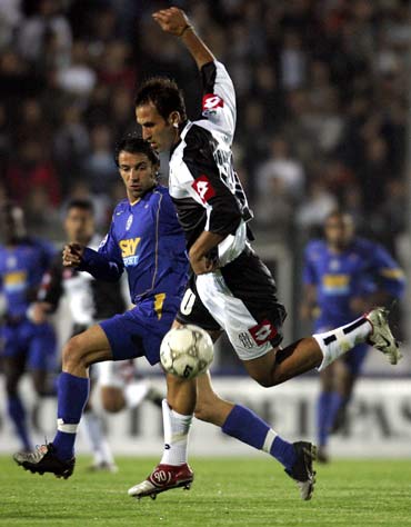 文班本赛季出战12场马刺8胜4负，缺席12场马刺9胜3负（文班在与不在：出战12场8胜4负，缺席12场马刺9胜3负）