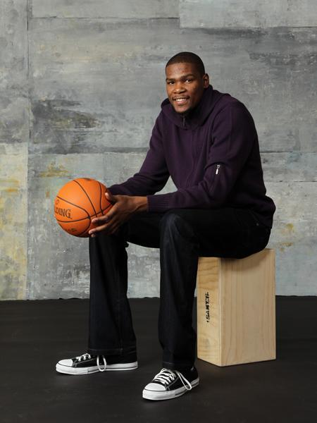 公务还是放松？纳赛尔出现在圣西罗现场观看米兰德比（纳赛尔现身圣西罗观战米兰德比：公务行程还是休闲放松？）