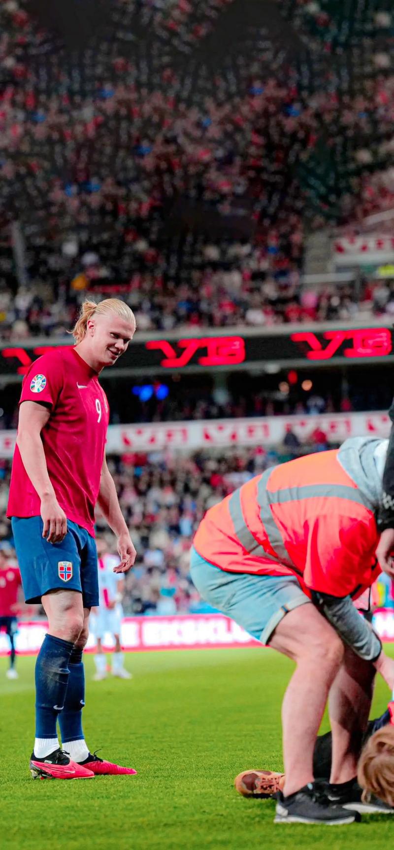 记者：德容缺席巴萨今天训练，是否出战阿拉维斯存在疑问（德容未参加巴萨今日训练，能否出战阿拉维斯成疑）