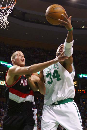 国米4‑0大胜科莫，一举登顶意甲积分榜（国米4球横扫科莫，强势登顶意甲榜首）