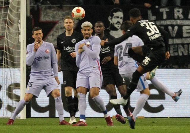 中后卫极限拦截救球队一命（中后卫神勇封堵力挽狂澜）