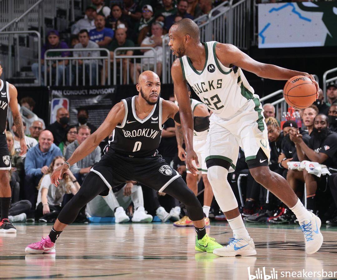 萨利巴：海因策帮了我们很多，他与我们的交流非常多（萨利巴：海因策对我们帮助很大，与我们沟通交流非常频繁）